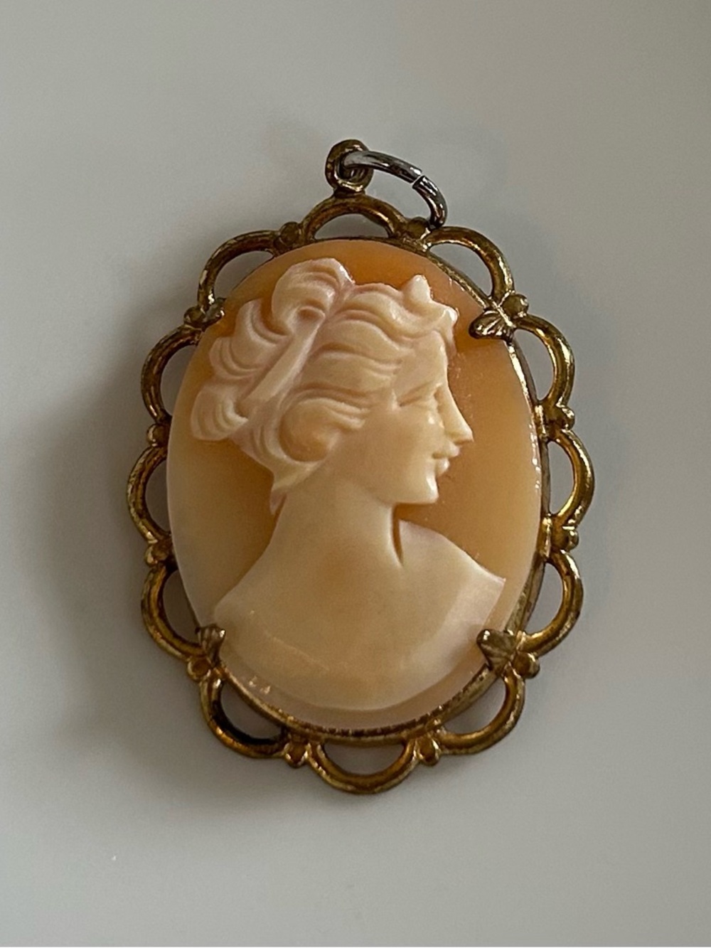 Vintage Classic Cream and Tan Carved Shell Cameo Pendant Necklace